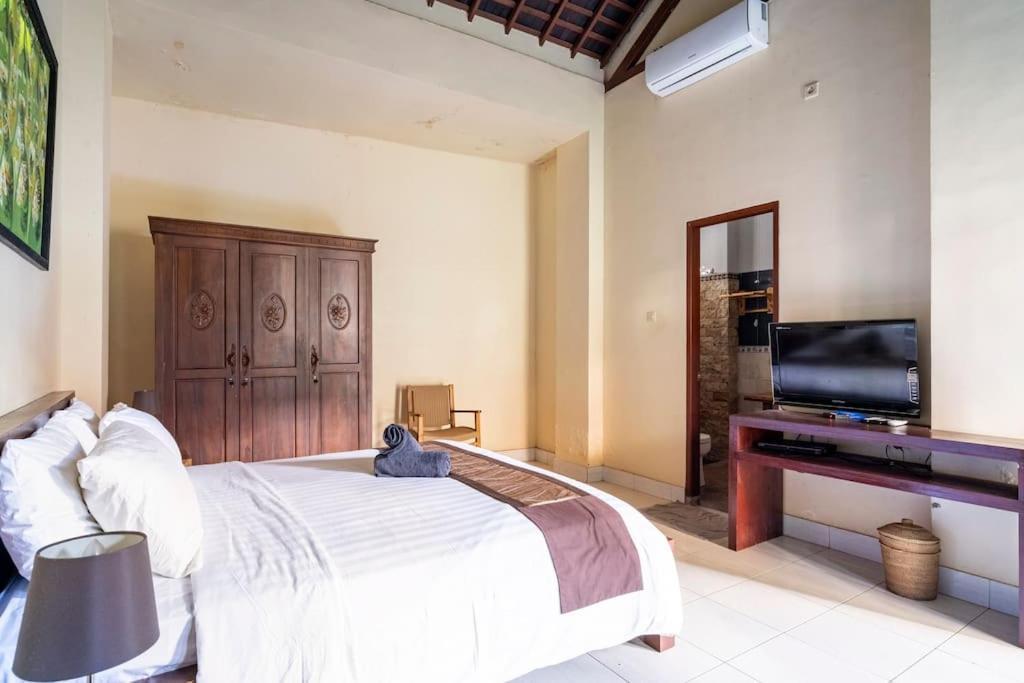 Villa Kenanga In Meninting By The Beach Mataram Exterior photo