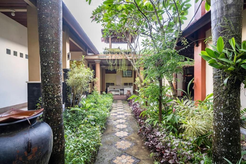 Villa Kenanga In Meninting By The Beach Mataram Exterior photo
