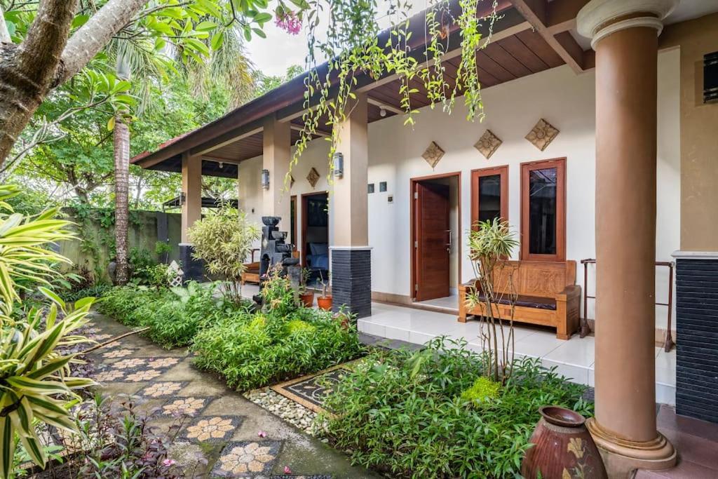 Villa Kenanga In Meninting By The Beach Mataram Exterior photo